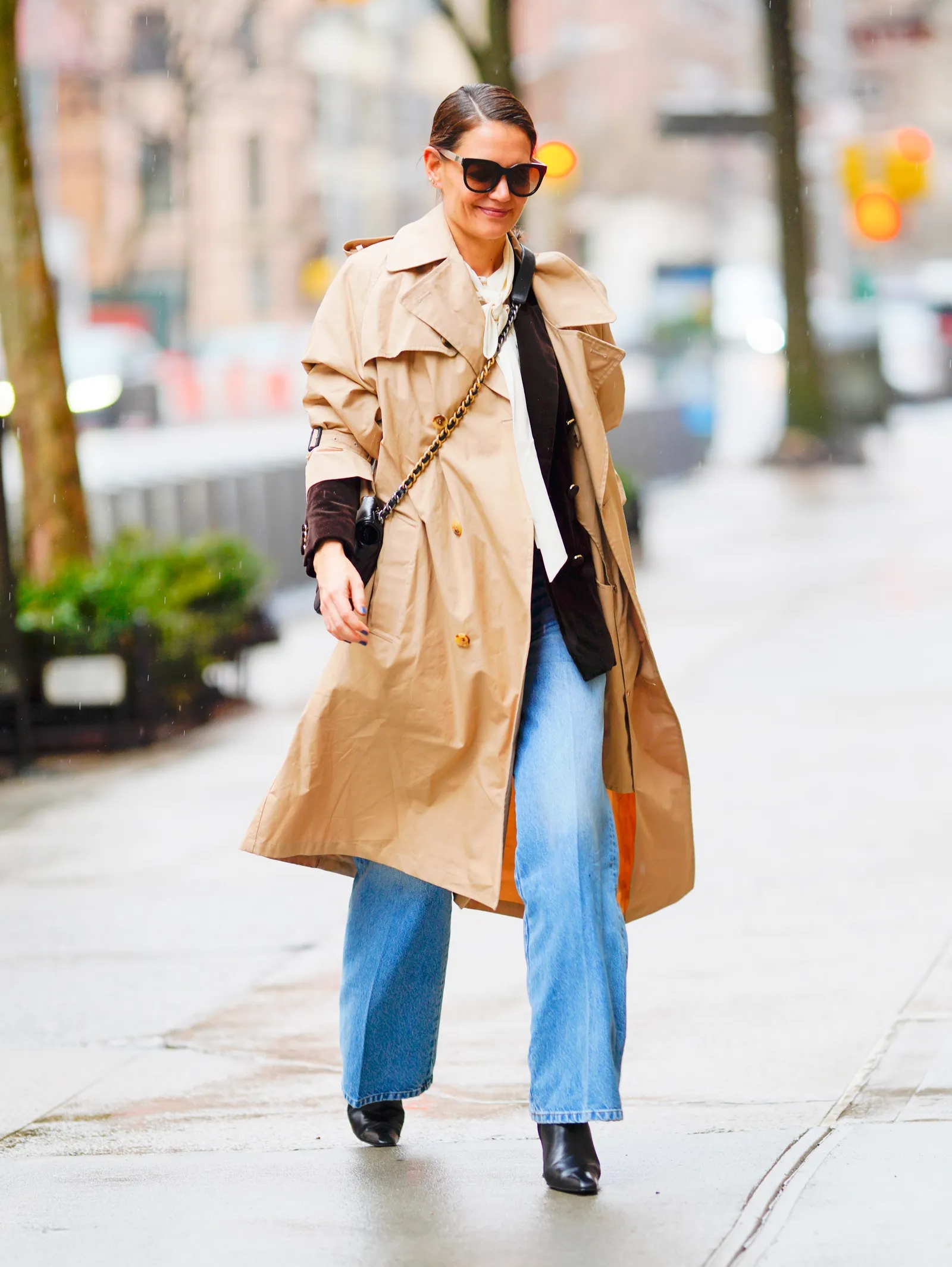 Nữ diễn viên 47 tuổi mặc quần jeans quá đỉnh, bảo sao được Vogue khen là có street style đẹp nhất - Ảnh 2. Nữ diễn viên 47 tuổi mặc quần jeans quá đỉnh, bảo sao được Vogue khen là có street style đẹp nhất - Ảnh 2.