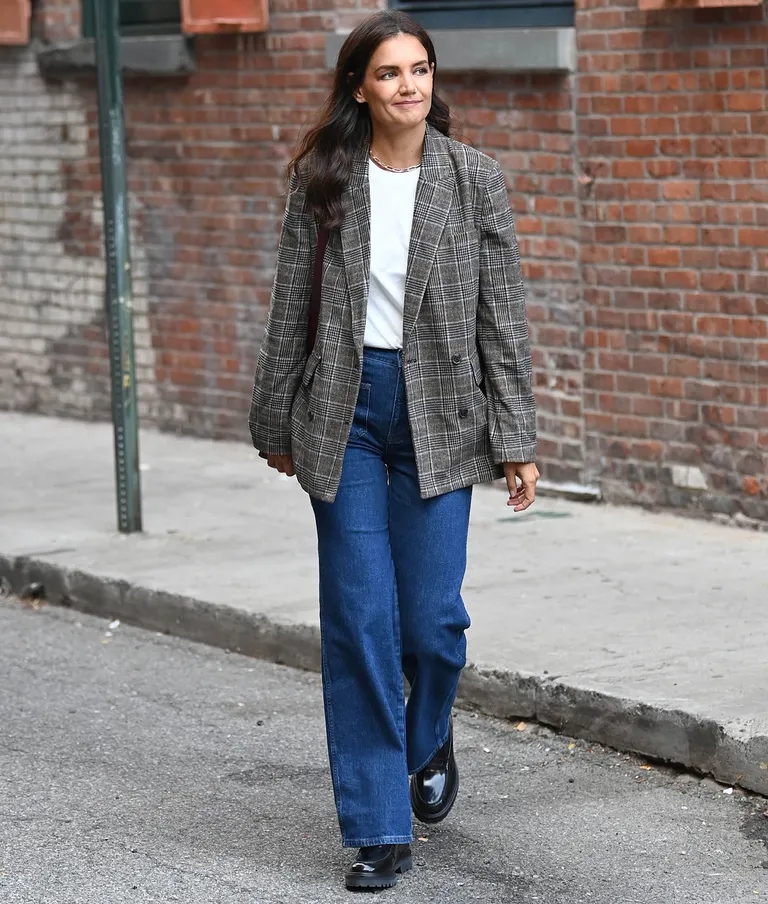 Nữ diễn viên 47 tuổi mặc quần jeans quá đỉnh, bảo sao được Vogue khen là có street style đẹp nhất - Ảnh 6. Nữ diễn viên 47 tuổi mặc quần jeans quá đỉnh, bảo sao được Vogue khen là có street style đẹp nhất - Ảnh 6.