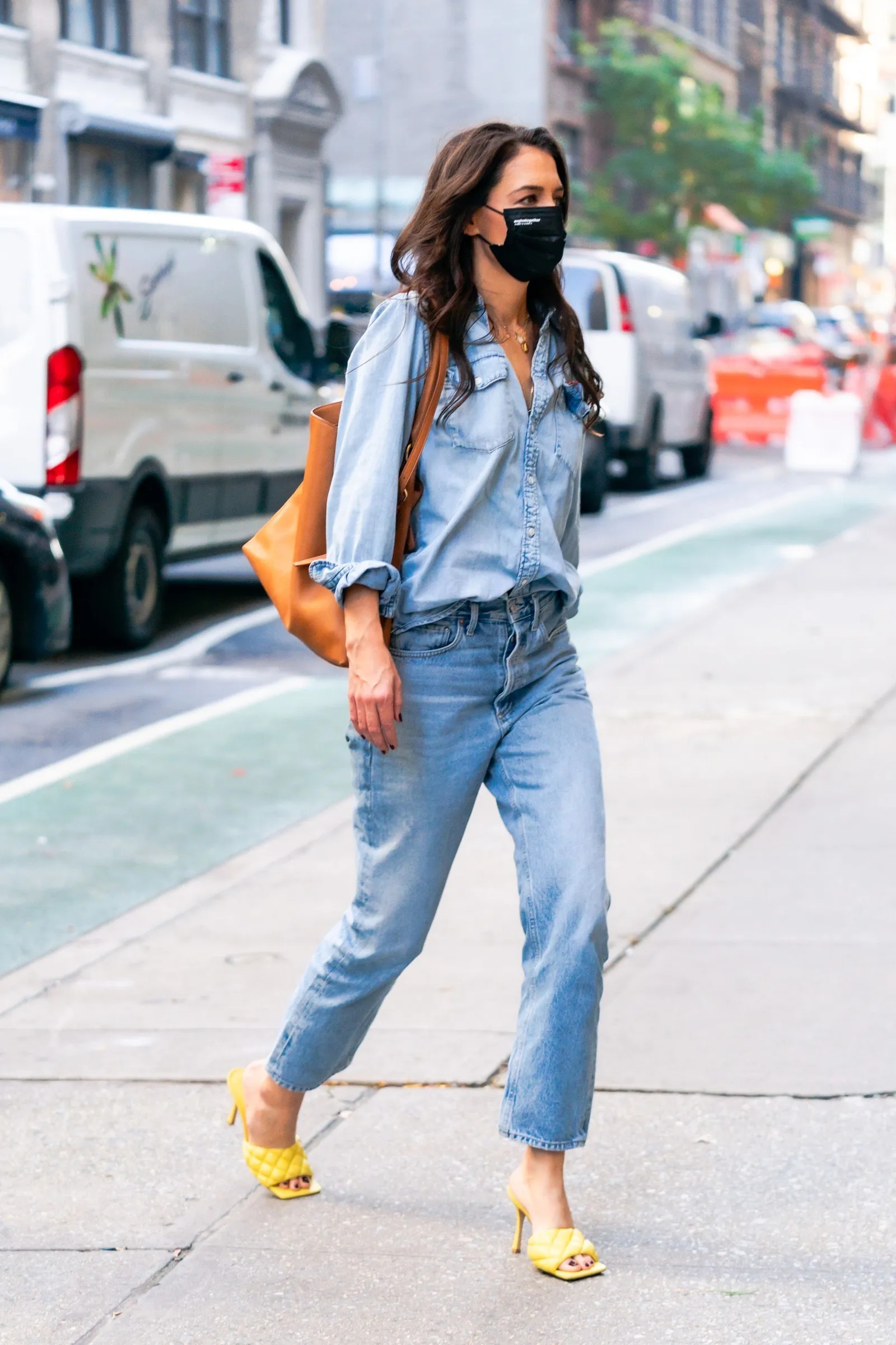 Nữ diễn viên 47 tuổi mặc quần jeans quá đỉnh, bảo sao được Vogue khen là có street style đẹp nhất - Ảnh 7. Nữ diễn viên 47 tuổi mặc quần jeans quá đỉnh, bảo sao được Vogue khen là có street style đẹp nhất - Ảnh 7.