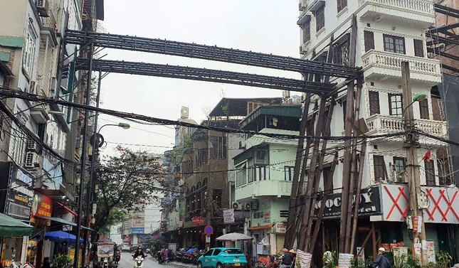 Hà Nội: Bất ngờ với loạt cọc sắt, thép vắt ngang qua đường - Ảnh 1. Hà Nội: Bất ngờ với loạt cọc sắt, thép vắt ngang qua đường - Ảnh 1.
