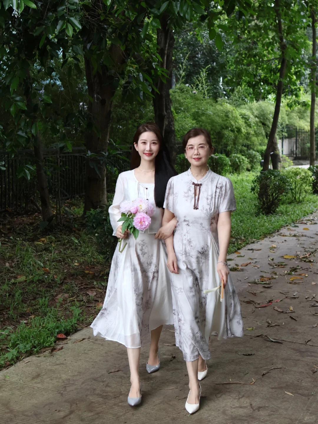 Phụ nữ tuổi 40 nhất định nên có “váy dài qua gối” trong tủ đồ mùa xuân hè - Ảnh 5.