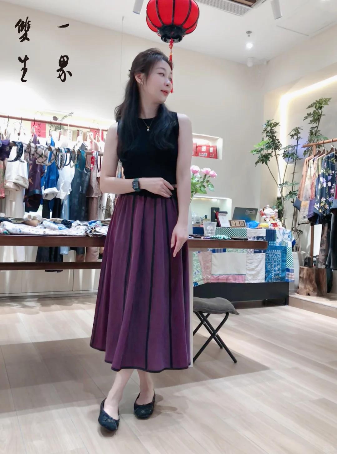 Phụ nữ tuổi 40 nhất định nên có “váy dài qua gối” trong tủ đồ mùa xuân hè - Ảnh 9.