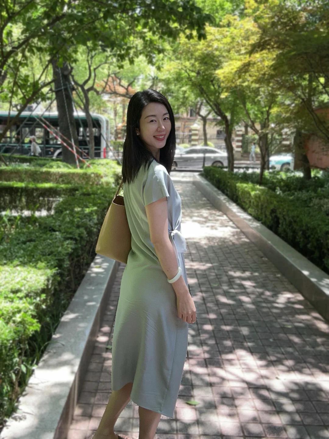 Phụ nữ tuổi 40 nhất định nên có “váy dài qua gối” trong tủ đồ mùa xuân hè - Ảnh 4.