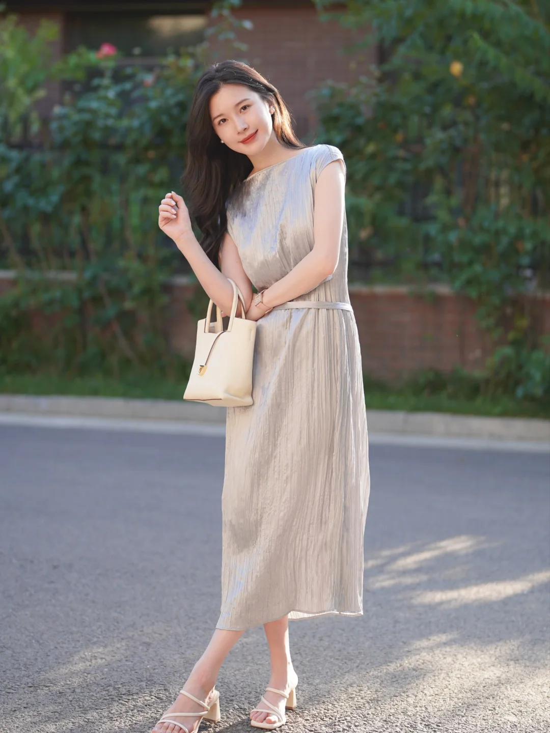 Phụ nữ tuổi 40 nhất định nên có “váy dài qua gối” trong tủ đồ mùa xuân hè - Ảnh 11.