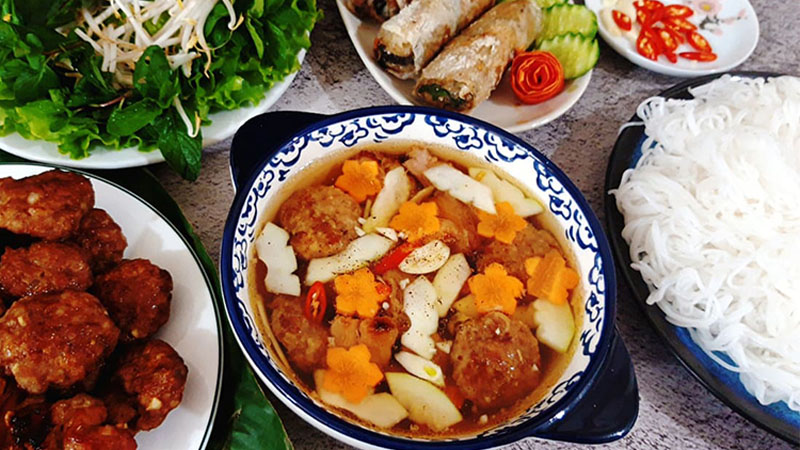 Thưởng thức một món đặc trưng của Hà Nội, khách Tây húp sạch đến tận đáy, nhưng lạ là người Việt lại chẳng ai làm vậy - Ảnh 1.