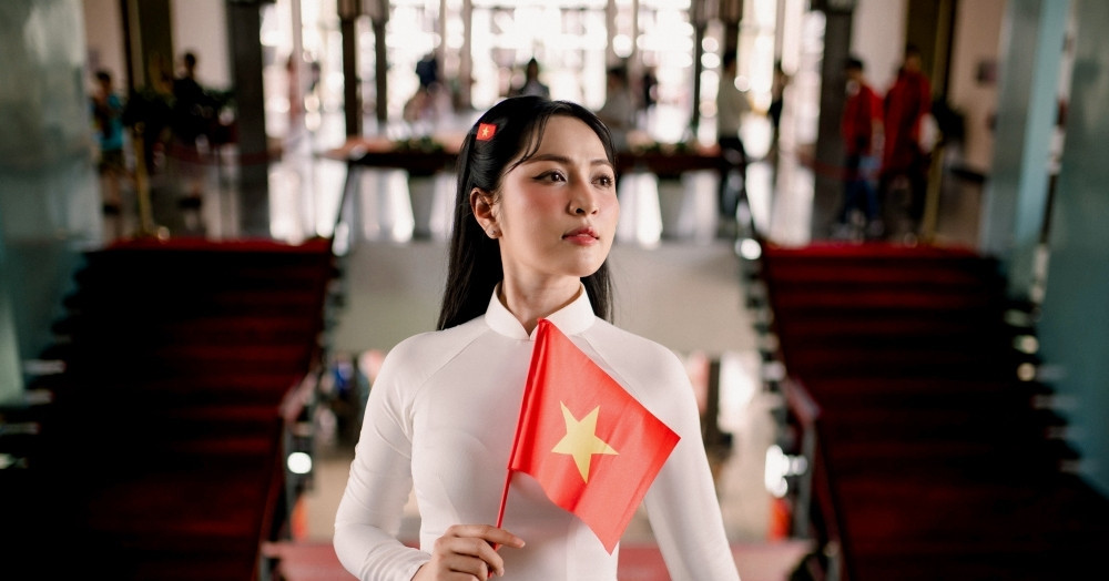 Một ca sĩ Việt bỗng trở thành tâm điểm tranh cãi: Lớp 11 đã một mình lên thành phố học trường Nhạc viện - Ảnh 1. Một ca sĩ Việt bỗng trở thành tâm điểm tranh cãi: Lớp 11 đã một mình lên thành phố học trường Nhạc viện - Ảnh 1.