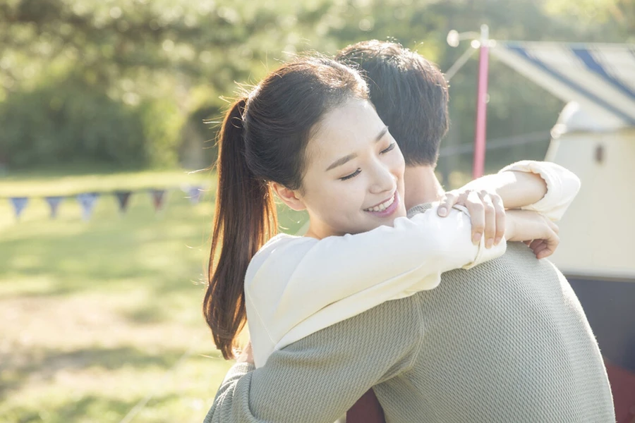 4 c&aacute;ch 'gần gũi' gi&uacute;p vợ chồng hạnh ph&uacute;c hơn - Ảnh 1.