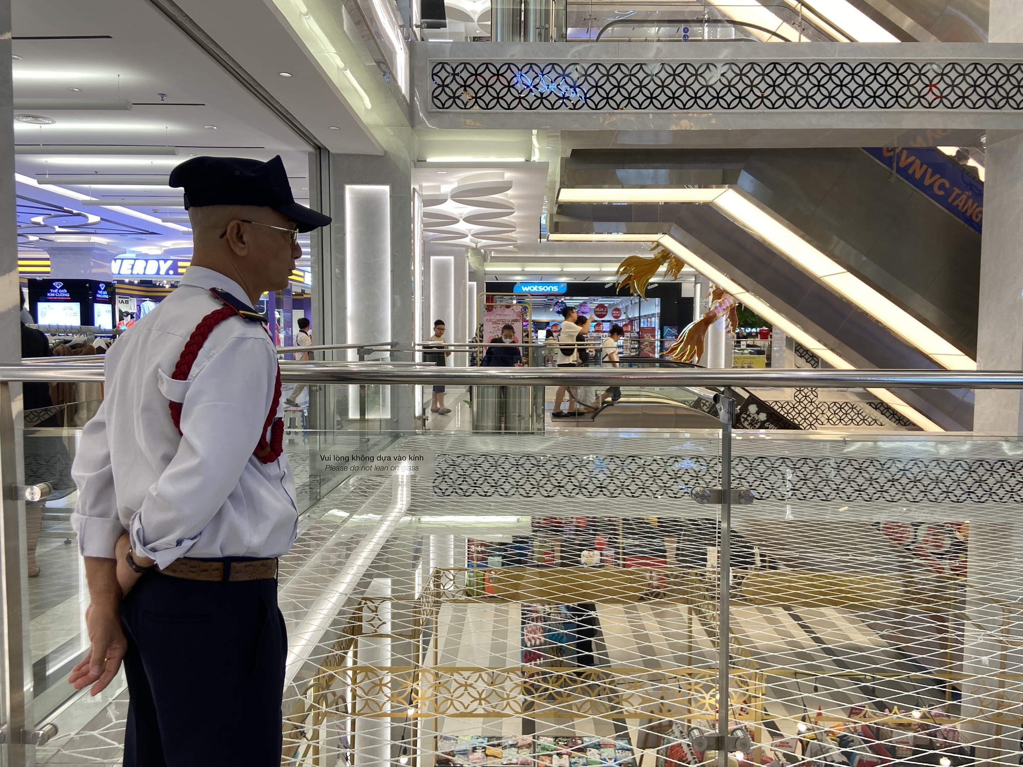 Một TTTM chung chủ với Vạn Hạnh Mall cũng bất ngờ lắp đặt tấm lưới bảo vệ, thu hút sự chú ý của đông đảo dân tình - Ảnh 3. Một TTTM chung chủ với Vạn Hạnh Mall cũng bất ngờ lắp đặt tấm lưới bảo vệ, thu hút sự chú ý của đông đảo dân tình - Ảnh 3.