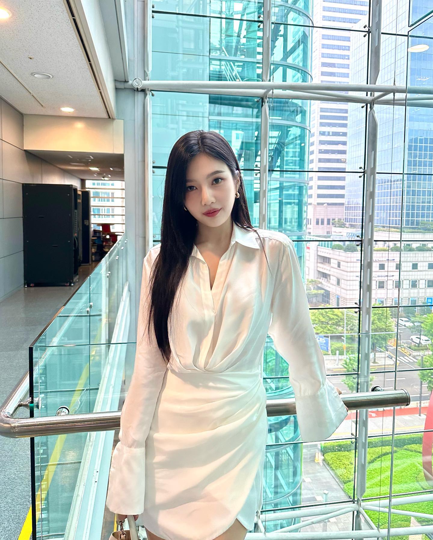 Huyền thoại váy hoa khiến ai ngắm cũng muốn điệu đà hơn trong mùa hè này - Ảnh 3. Huyền thoại váy hoa khiến ai ngắm cũng muốn điệu đà hơn trong mùa hè này - Ảnh 3.