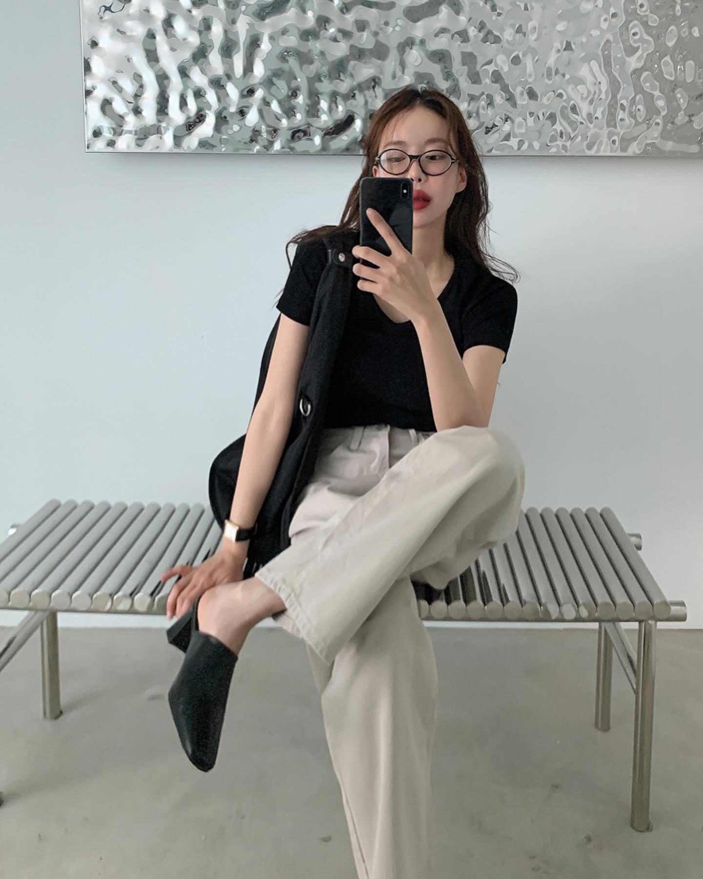 Mặc áo thun theo 10 cách tối giản để vẻ ngoài không chỉ trẻ trung mà còn chuẩn thanh lịch - Ảnh 10. Mặc áo thun theo 10 cách tối giản để vẻ ngoài không chỉ trẻ trung mà còn chuẩn thanh lịch - Ảnh 10.