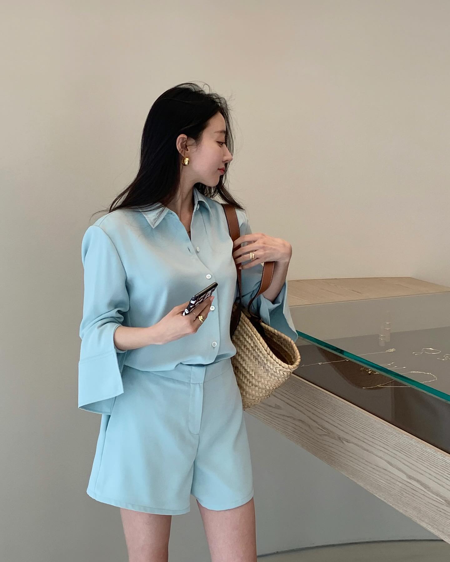 Phụ nữ 40+ có ít nhất 10 cách mặc quần short siêu tôn dáng và "hack" tuổi - Ảnh 10. Phụ nữ 40+ có ít nhất 10 cách mặc quần short siêu tôn dáng và "hack" tuổi - Ảnh 10.
