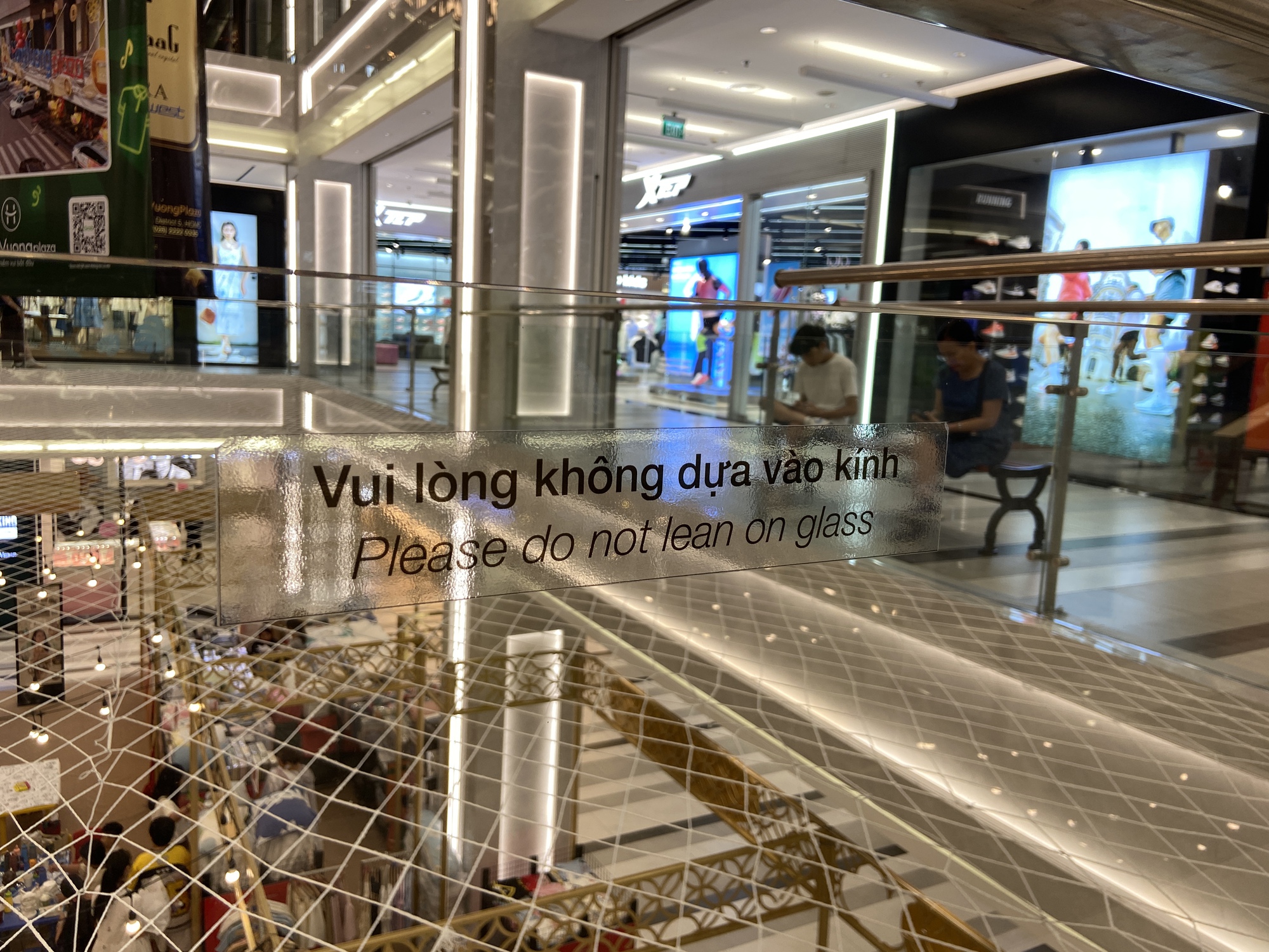 Một TTTM chung chủ với Vạn Hạnh Mall cũng bất ngờ lắp đặt tấm lưới bảo vệ, thu hút sự chú ý của đông đảo dân tình - Ảnh 5. Một TTTM chung chủ với Vạn Hạnh Mall cũng bất ngờ lắp đặt tấm lưới bảo vệ, thu hút sự chú ý của đông đảo dân tình - Ảnh 5.