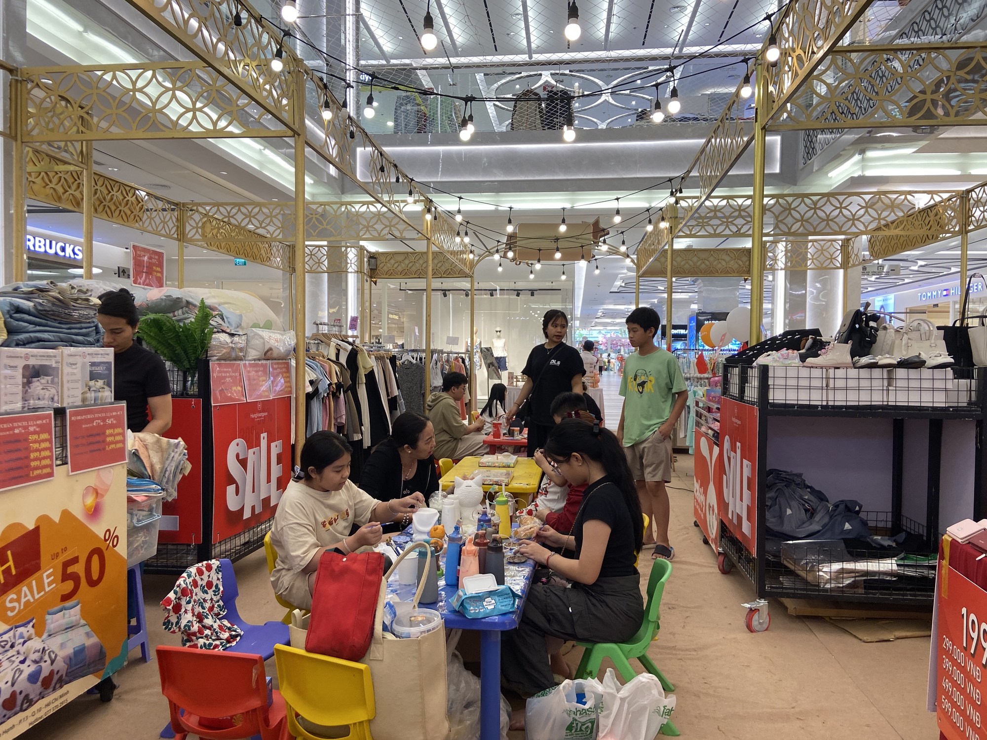 Một TTTM chung chủ với Vạn Hạnh Mall cũng bất ngờ lắp đặt tấm lưới bảo vệ, thu hút sự chú ý của đông đảo dân tình - Ảnh 6. Một TTTM chung chủ với Vạn Hạnh Mall cũng bất ngờ lắp đặt tấm lưới bảo vệ, thu hút sự chú ý của đông đảo dân tình - Ảnh 6.