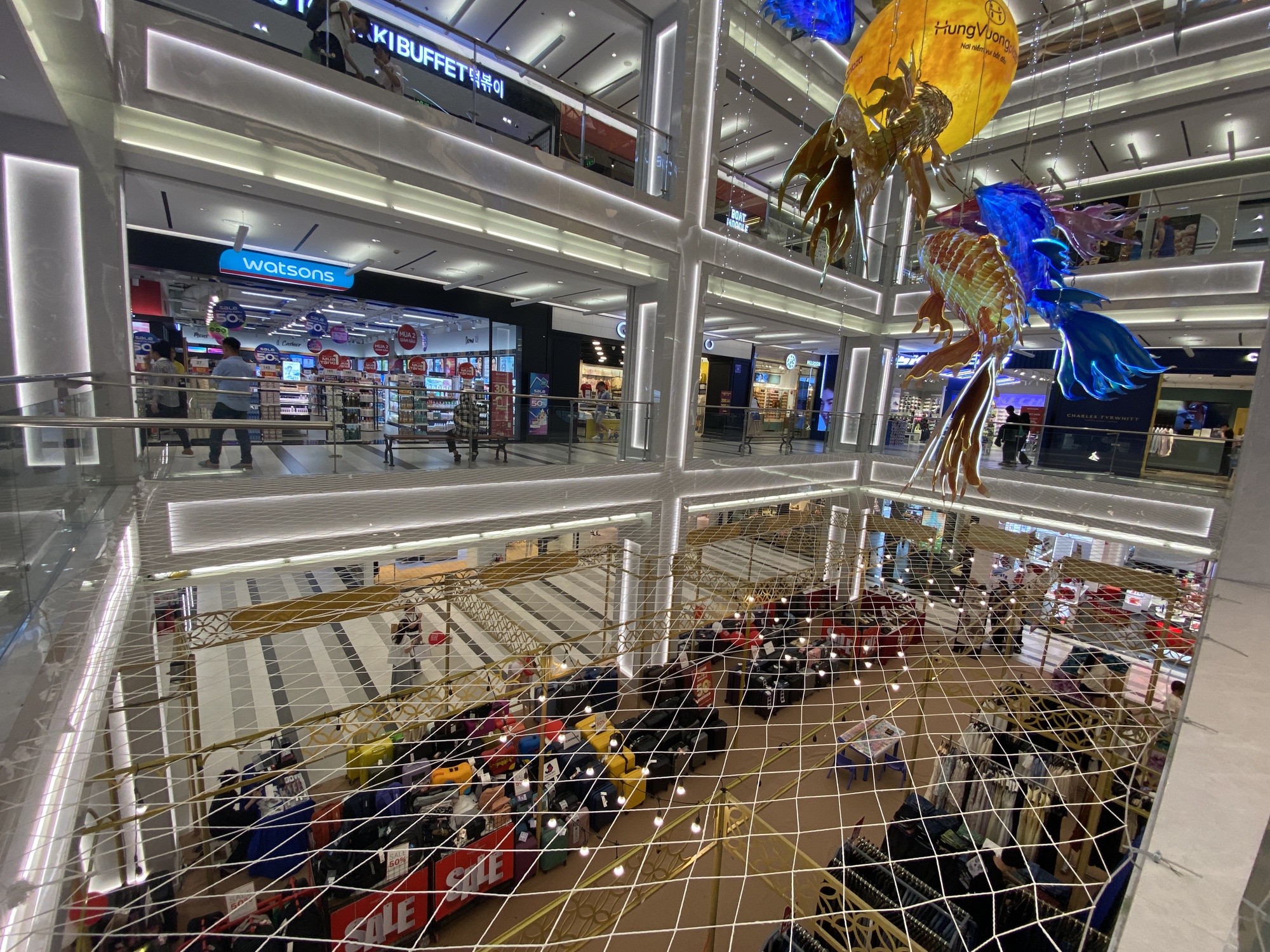 Một TTTM chung chủ với Vạn Hạnh Mall cũng bất ngờ lắp đặt tấm lưới bảo vệ, thu hút sự chú ý của đông đảo dân tình - Ảnh 8. Một TTTM chung chủ với Vạn Hạnh Mall cũng bất ngờ lắp đặt tấm lưới bảo vệ, thu hút sự chú ý của đông đảo dân tình - Ảnh 8.