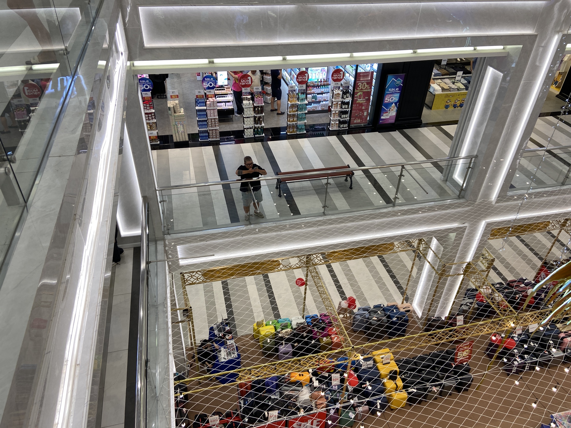 Một TTTM chung chủ với Vạn Hạnh Mall cũng bất ngờ lắp đặt tấm lưới bảo vệ, thu hút sự chú ý của đông đảo dân tình - Ảnh 9. Một TTTM chung chủ với Vạn Hạnh Mall cũng bất ngờ lắp đặt tấm lưới bảo vệ, thu hút sự chú ý của đông đảo dân tình - Ảnh 9.