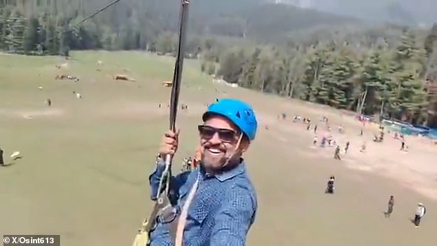 Video sốc: Du khách livestream cảnh đu zipline vui vẻ khi phía dưới đang nổ ra cuộc xả súng khiến 26 người thiệt mạng- Ảnh 1. Video sốc: Du khách livestream cảnh đu zipline vui vẻ khi phía dưới đang nổ ra cuộc xả súng khiến 26 người thiệt mạng- Ảnh 1.