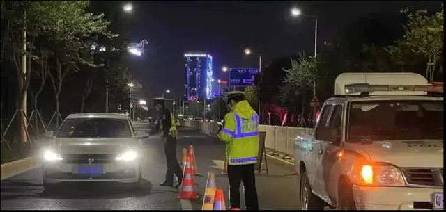 Cảnh sát yêu cầu, cụ ông 72 tuổi xuất trình bằng lái viết tay, nào ngờ sau khi xem anh nói: Mời ông đi! - Ảnh 1. Cảnh sát yêu cầu, cụ ông 72 tuổi xuất trình bằng lái viết tay, nào ngờ sau khi xem anh nói: Mời ông đi! - Ảnh 1.