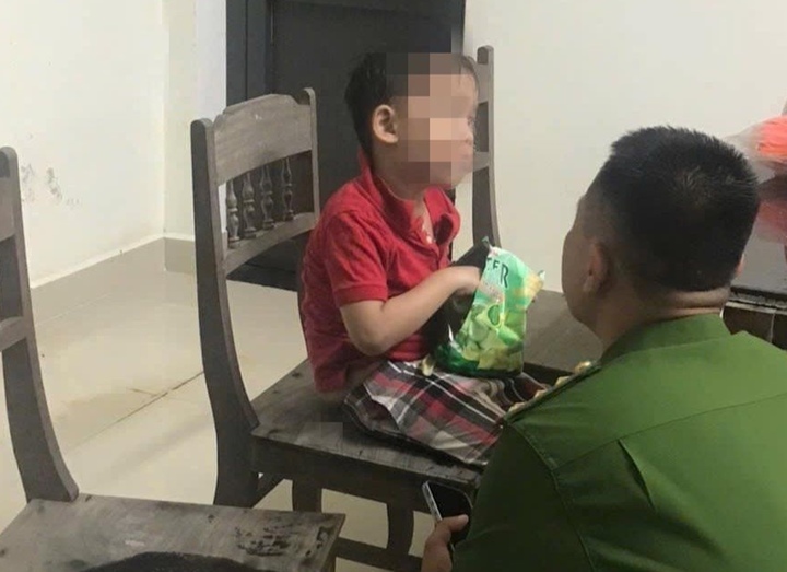Công an giúp bé trai lạc mẹ khi đi tắm biển kỳ nghỉ lễ 30/4 ở Huế - Ảnh 1. Công an giúp bé trai lạc mẹ khi đi tắm biển kỳ nghỉ lễ 30/4 ở Huế - Ảnh 1.