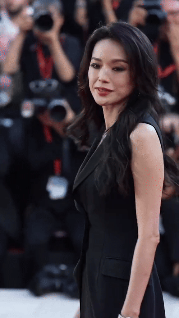 snaptik7274901351832882439-ezgifcom-video-to-gif-converter-17459364708831845775090-1746067524159-1746067524447179984407.gif