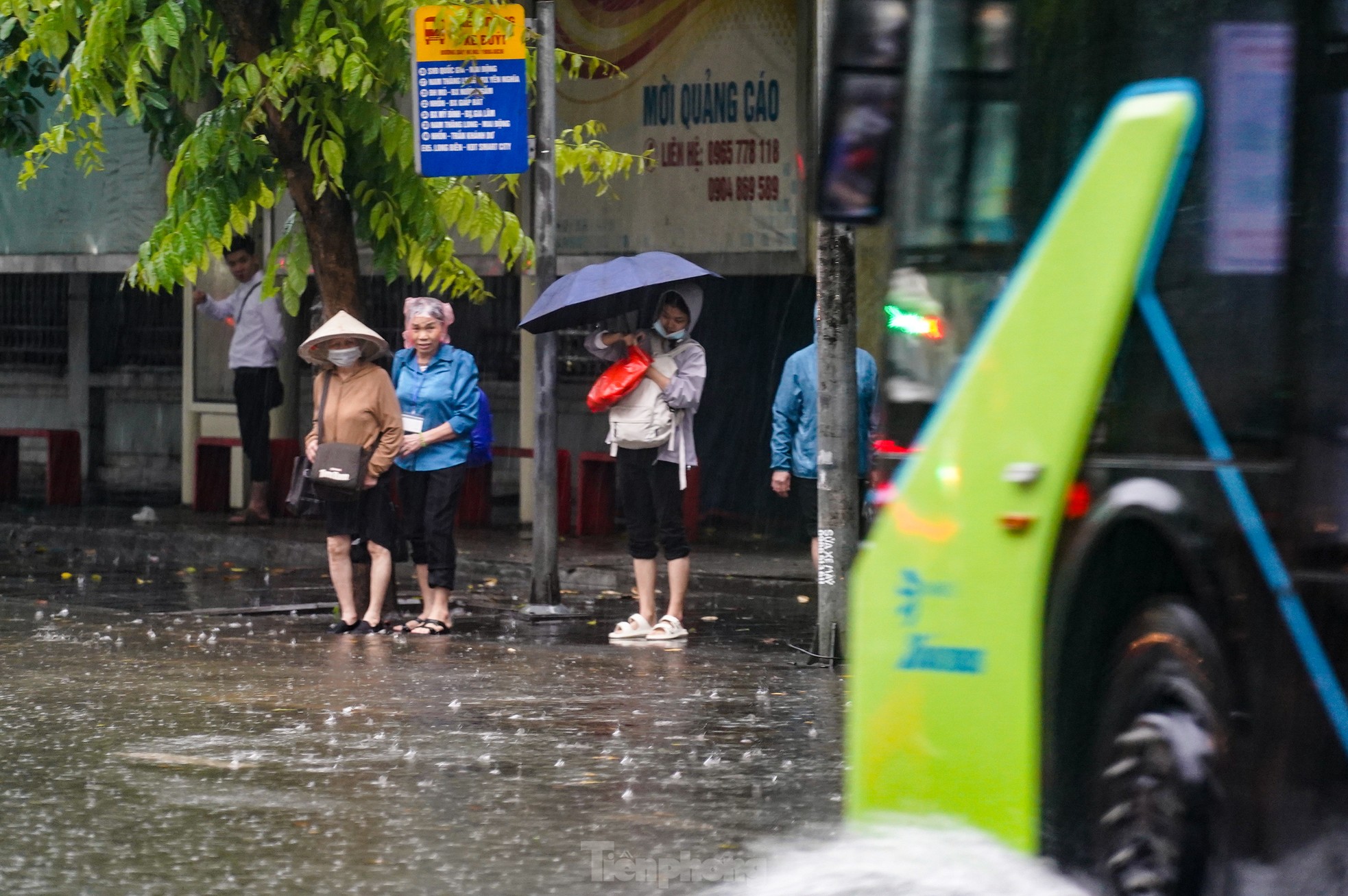 Mưa như trút nước, nhiều tuyến đường ở Hà Nội ngập sâu trong ngày thứ 2 nghỉ lễ 30/4 - Ảnh 11. Mưa như trút nước, nhiều tuyến đường ở Hà Nội ngập sâu trong ngày thứ 2 nghỉ lễ 30/4 - Ảnh 11.