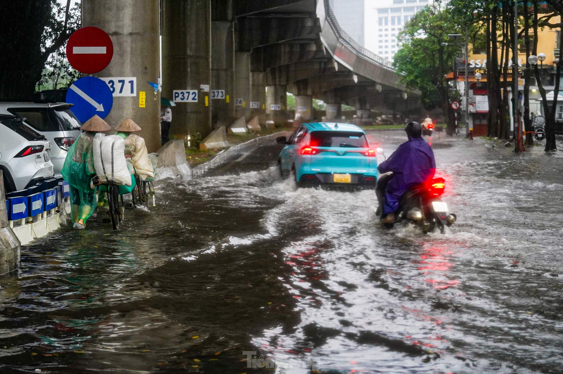 Mưa như trút nước, nhiều tuyến đường ở Hà Nội ngập sâu trong ngày thứ 2 nghỉ lễ 30/4 - Ảnh 12. Mưa như trút nước, nhiều tuyến đường ở Hà Nội ngập sâu trong ngày thứ 2 nghỉ lễ 30/4 - Ảnh 12.