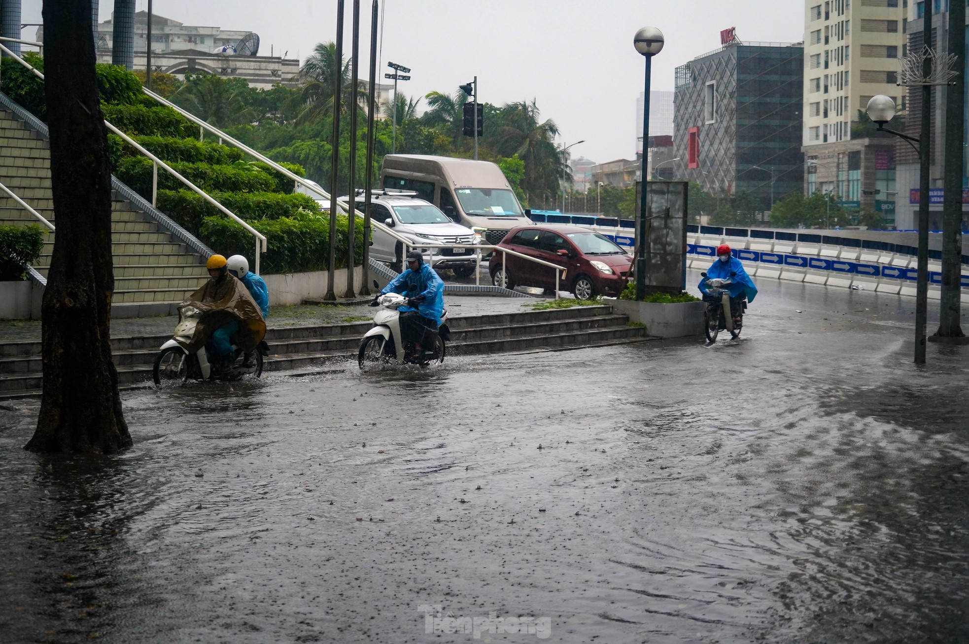 Mưa như trút nước, nhiều tuyến đường ở Hà Nội ngập sâu trong ngày thứ 2 nghỉ lễ 30/4 - Ảnh 13. Mưa như trút nước, nhiều tuyến đường ở Hà Nội ngập sâu trong ngày thứ 2 nghỉ lễ 30/4 - Ảnh 13.