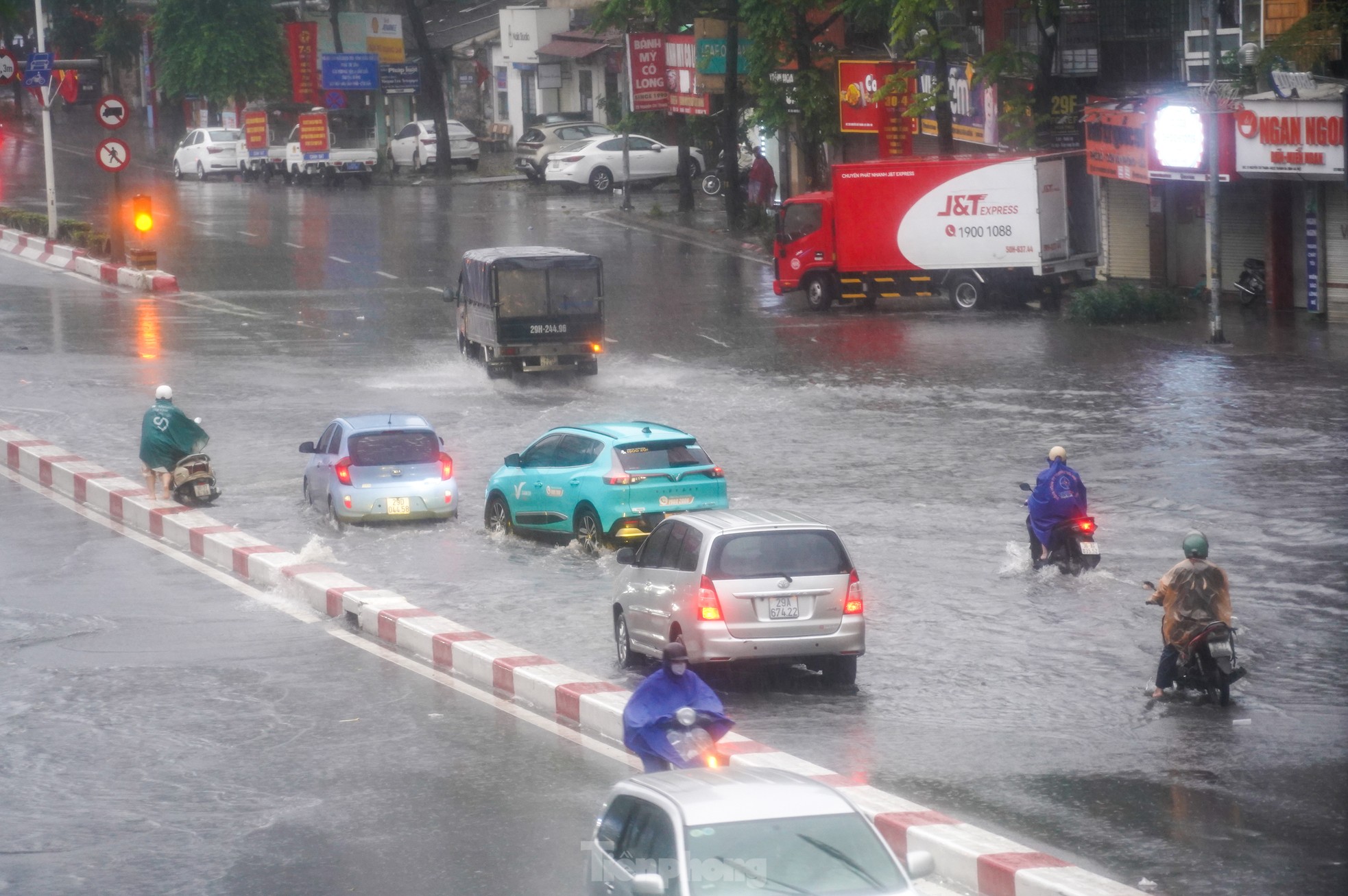 Mưa như trút nước, nhiều tuyến đường ở Hà Nội ngập sâu trong ngày thứ 2 nghỉ lễ 30/4 - Ảnh 15. Mưa như trút nước, nhiều tuyến đường ở Hà Nội ngập sâu trong ngày thứ 2 nghỉ lễ 30/4 - Ảnh 15.