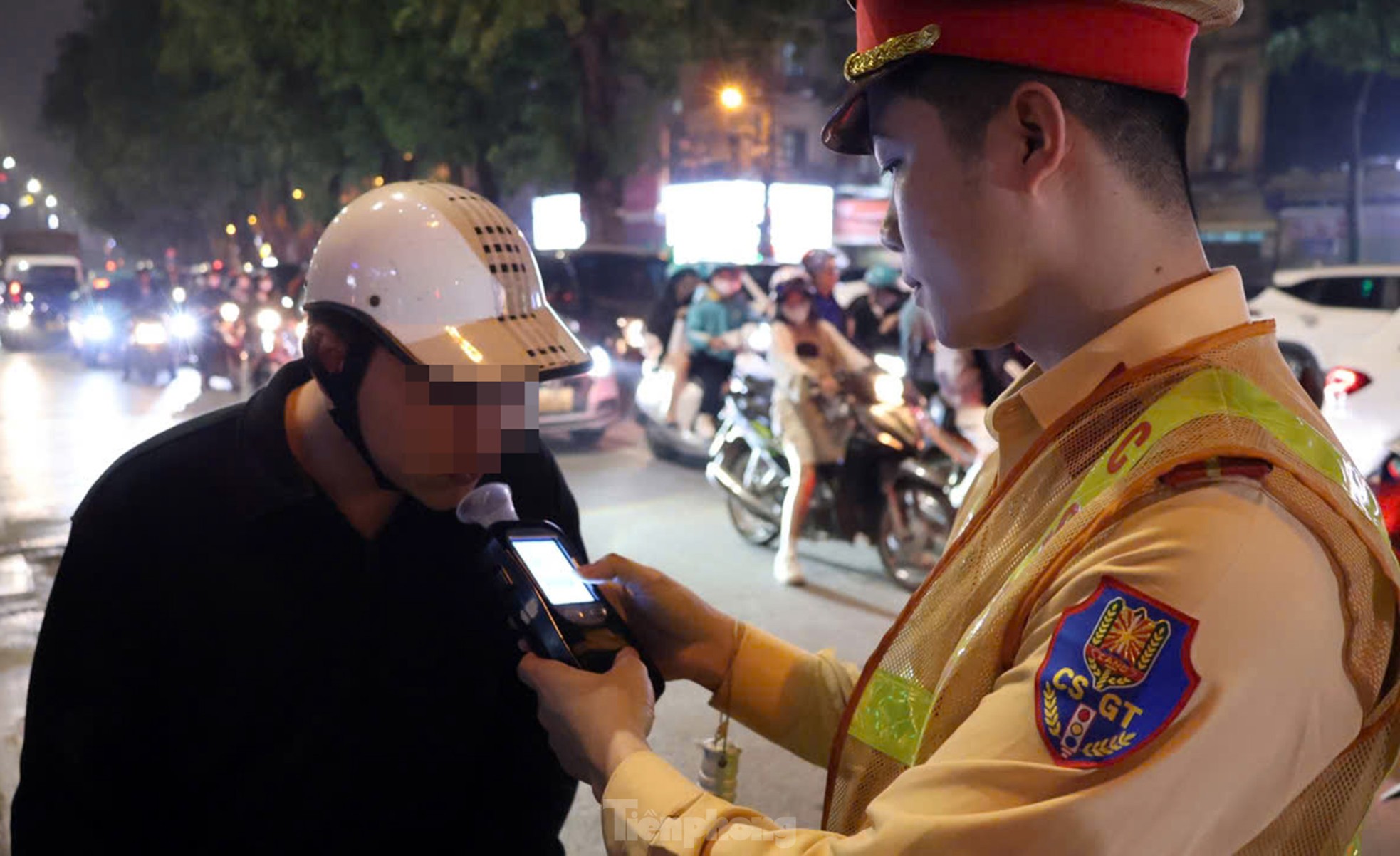 Hà Nội: Uống 4 cốc bia xong đi giao hàng cho vợ, nam tài xế xe máy bị phạt nặng - Ảnh 6. Hà Nội: Uống 4 cốc bia xong đi giao hàng cho vợ, nam tài xế xe máy bị phạt nặng - Ảnh 6.
