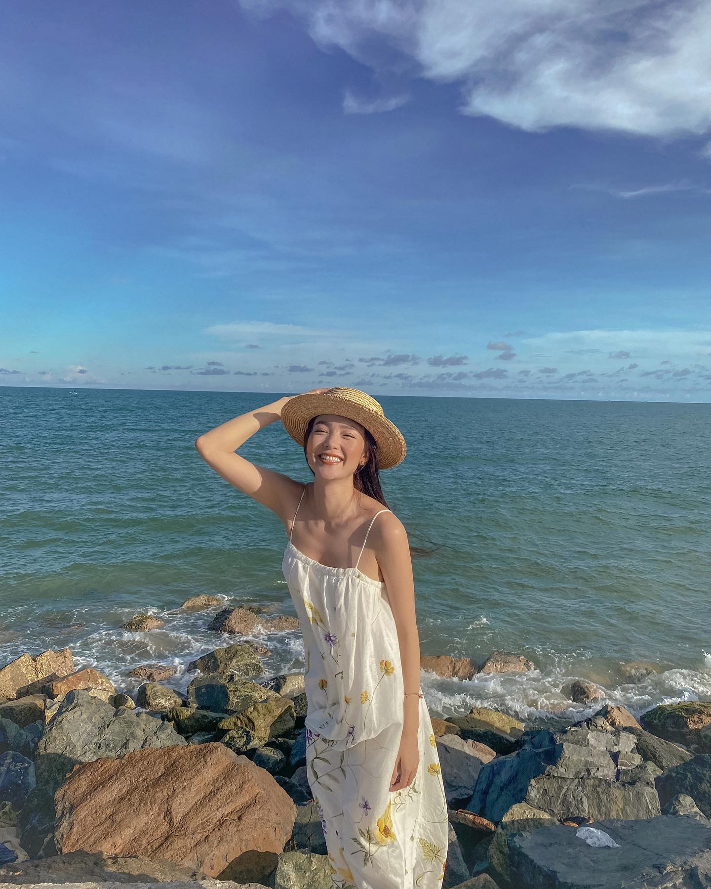 Thời trang đi du lịch của Minh Hằng đẹp từ năm này qua năm khác, phụ nữ U40 nên tham khảo - Ảnh 9. Thời trang đi du lịch của Minh Hằng đẹp từ năm này qua năm khác, phụ nữ U40 nên tham khảo - Ảnh 9.