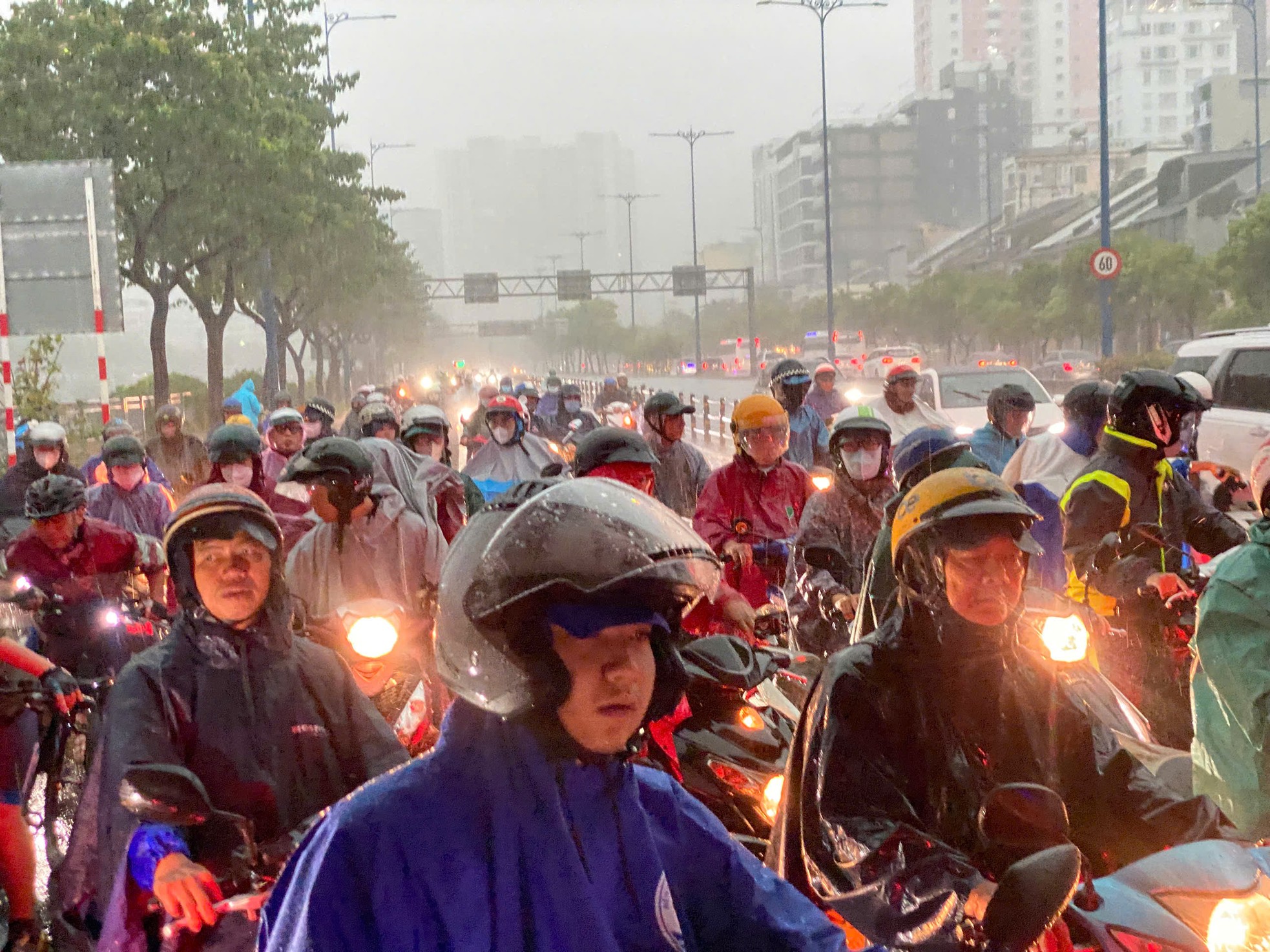 Mưa như trút ở TPHCM, xe chết máy hàng loạt, đường hoá sông - Ảnh 2. Mưa như trút ở TPHCM, xe chết máy hàng loạt, đường hoá sông - Ảnh 2.