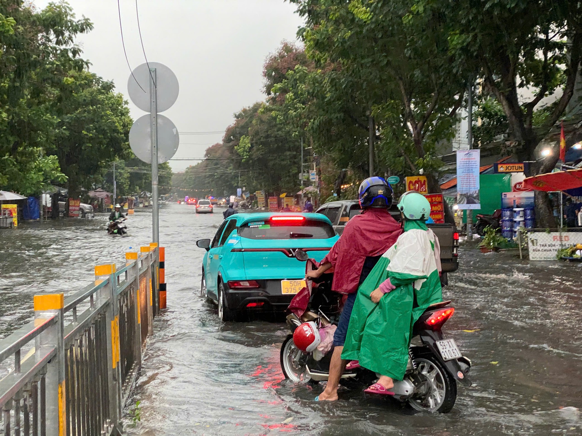 Mưa như trút ở TPHCM, xe chết máy hàng loạt, đường hoá sông - Ảnh 8. Mưa như trút ở TPHCM, xe chết máy hàng loạt, đường hoá sông - Ảnh 8.