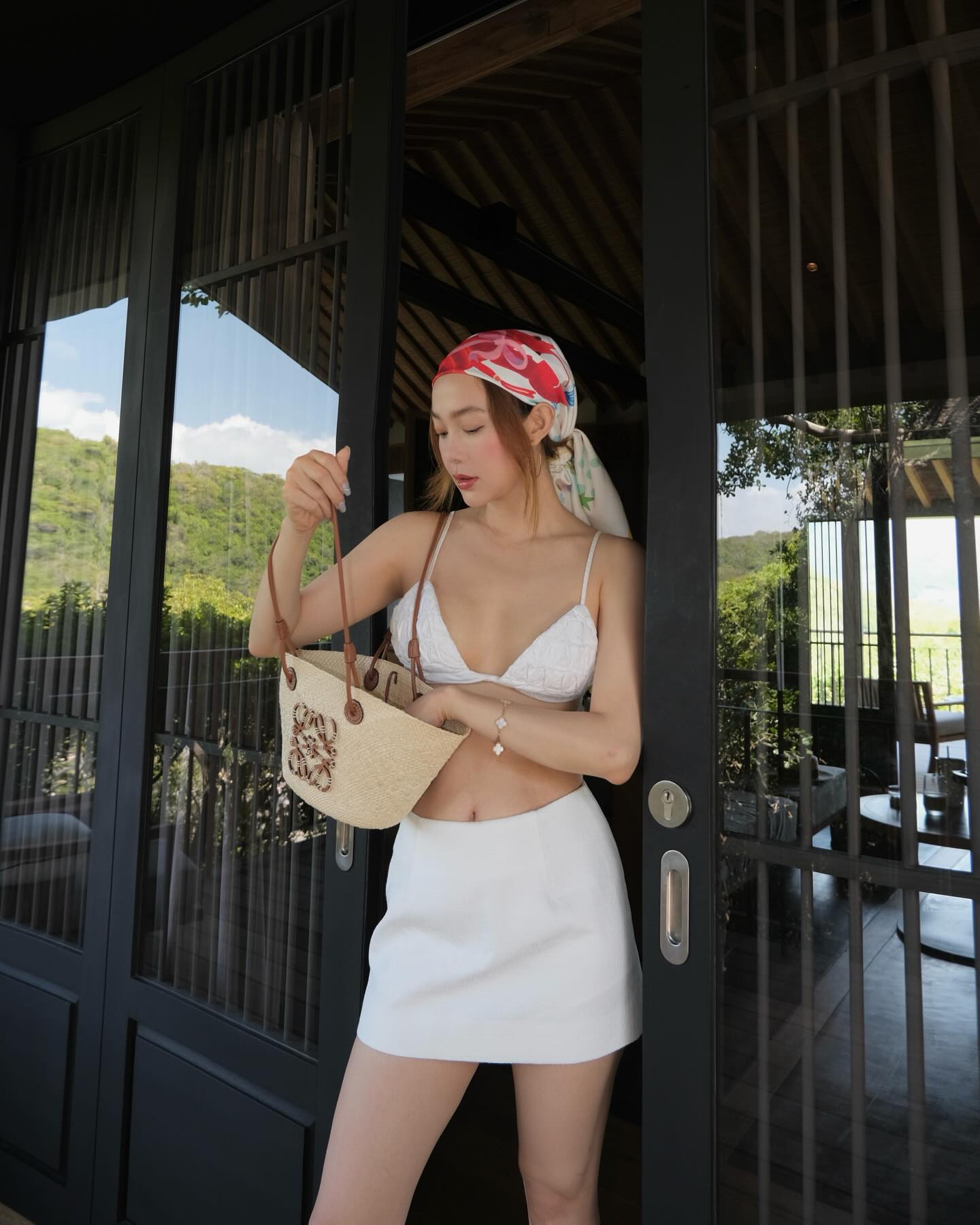 Thời trang đi du lịch của Minh Hằng đẹp từ năm này qua năm khác, phụ nữ U40 nên tham khảo - Ảnh 2. Thời trang đi du lịch của Minh Hằng đẹp từ năm này qua năm khác, phụ nữ U40 nên tham khảo - Ảnh 2.