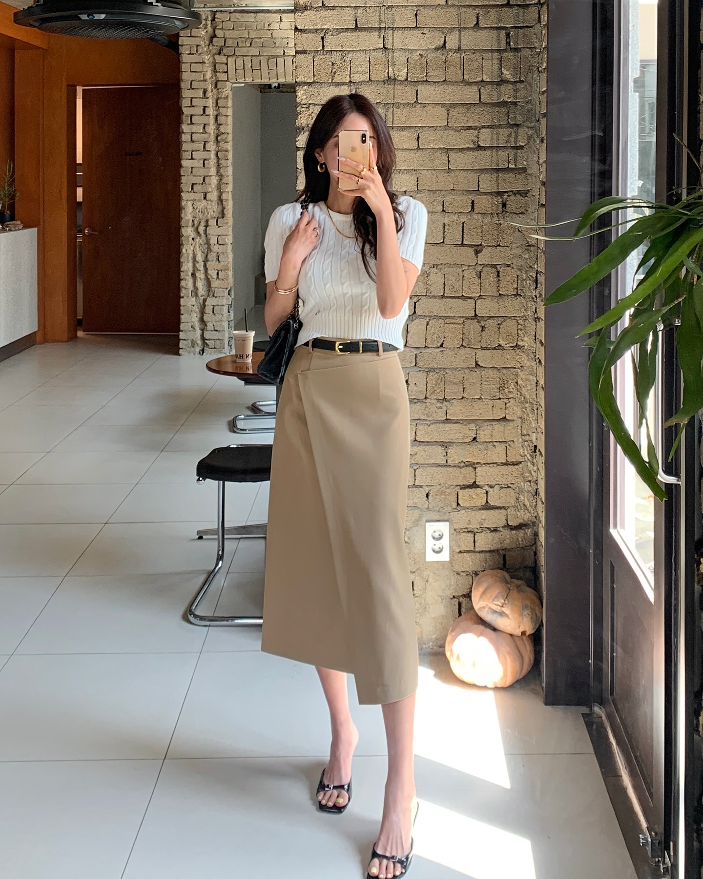 10 cách mặc chân váy suông tới công sở chuẩn thanh lịch, nhưng vẫn rất trẻ trung - Ảnh 7. 10 cách mặc chân váy suông tới công sở chuẩn thanh lịch, nhưng vẫn rất trẻ trung - Ảnh 7.