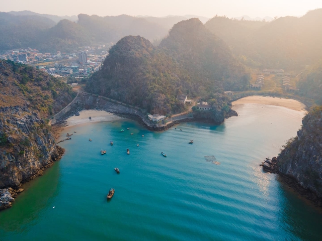 Bãi biển ở Cát Bà được mệnh danh là "thiên đường bí mật", nhiều người bất ngờ vì chưa từng nghe tên - Ảnh 1. Bãi biển ở Cát Bà được mệnh danh là "thiên đường bí mật", nhiều người bất ngờ vì chưa từng nghe tên - Ảnh 1.