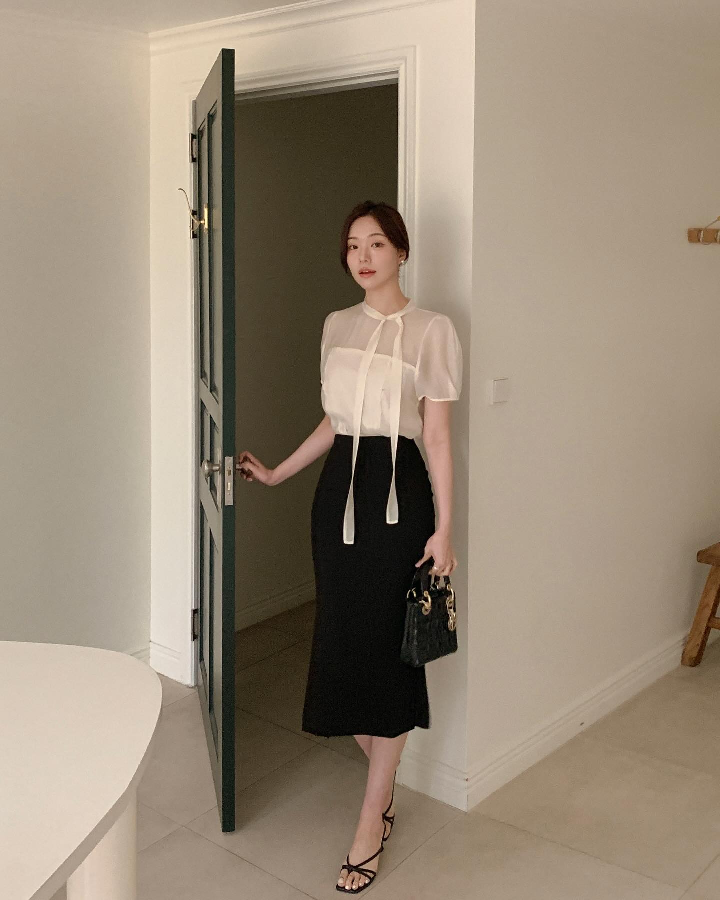 10 cách mặc chân váy suông tới công sở chuẩn thanh lịch, nhưng vẫn rất trẻ trung - Ảnh 3. 10 cách mặc chân váy suông tới công sở chuẩn thanh lịch, nhưng vẫn rất trẻ trung - Ảnh 3.