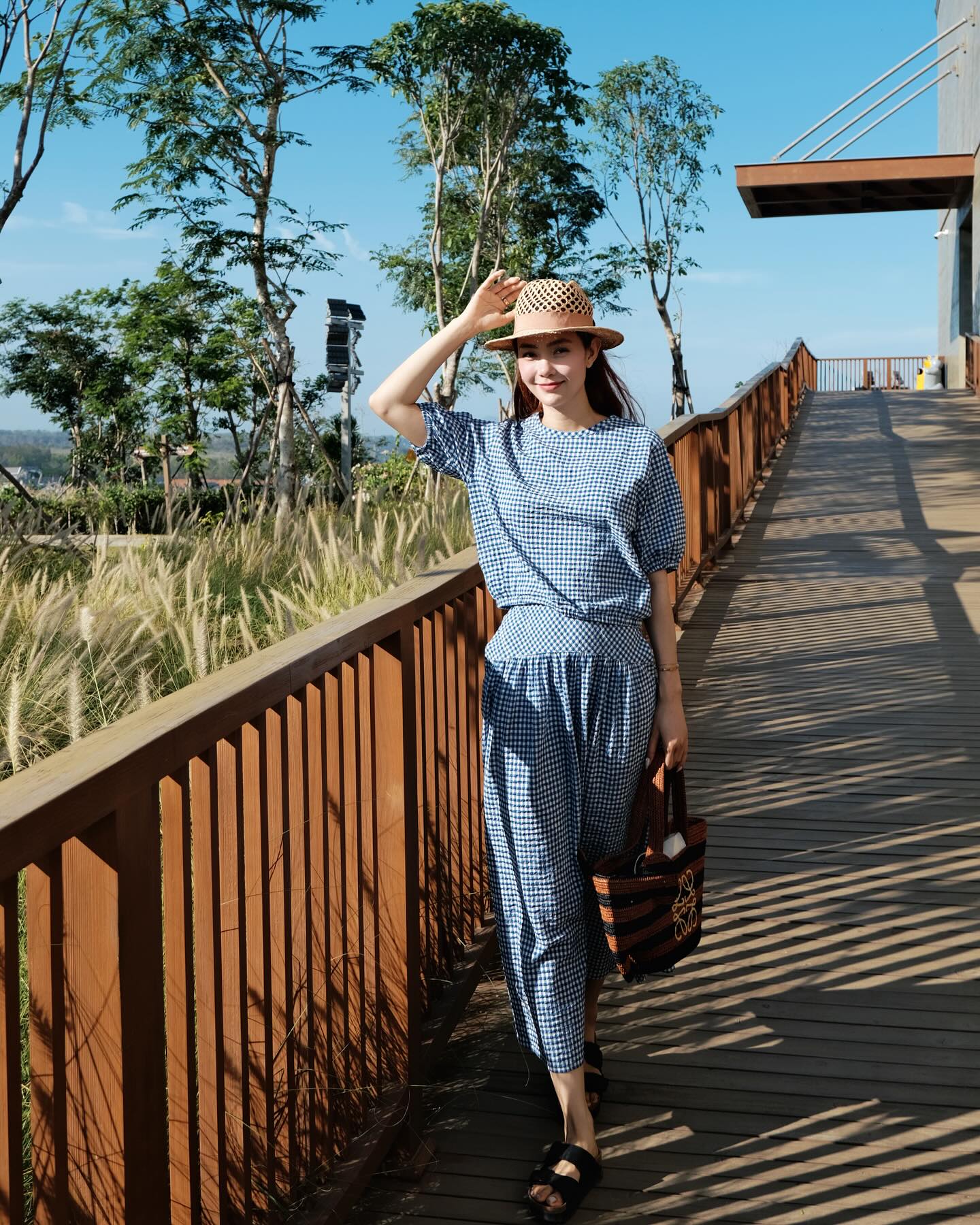 Thời trang đi du lịch của Minh Hằng đẹp từ năm này qua năm khác, phụ nữ U40 nên tham khảo - Ảnh 1. Thời trang đi du lịch của Minh Hằng đẹp từ năm này qua năm khác, phụ nữ U40 nên tham khảo - Ảnh 1.