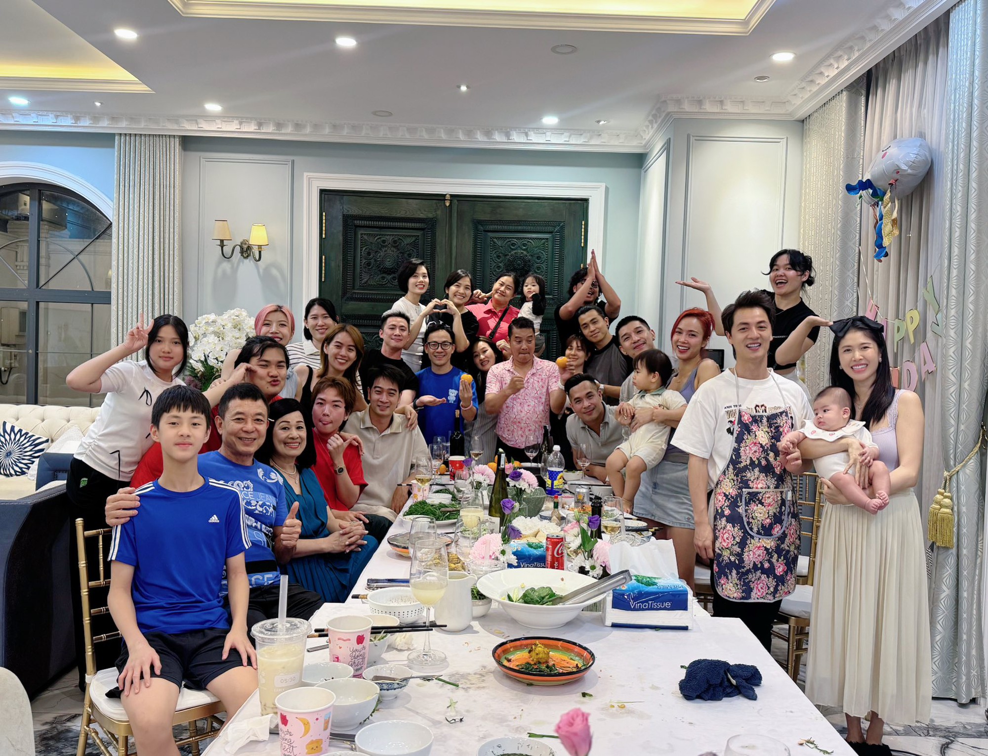 Cặp diễn viên Vbiz yêu bí mật nay dắt nhau ra mắt hội bạn, chuẩn bị công khai hậu bị tóm hẹn hò trên sân pickleball?- Ảnh 3. Cặp diễn viên Vbiz yêu bí mật nay dắt nhau ra mắt hội bạn, chuẩn bị công khai hậu bị tóm hẹn hò trên sân pickleball?- Ảnh 3.