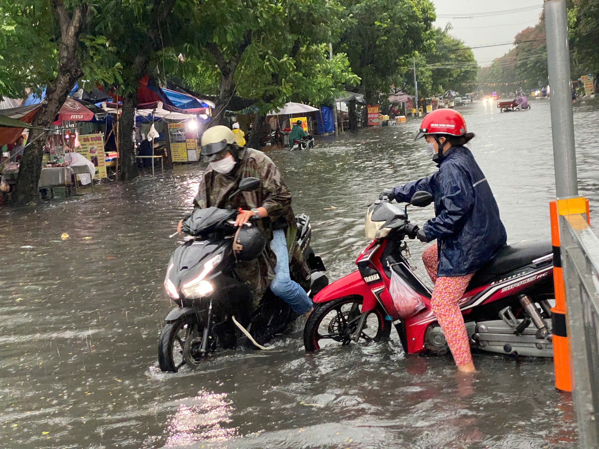 Mưa như trút ở TPHCM, xe chết máy hàng loạt, đường hoá sông - Ảnh 7. Mưa như trút ở TPHCM, xe chết máy hàng loạt, đường hoá sông - Ảnh 7.