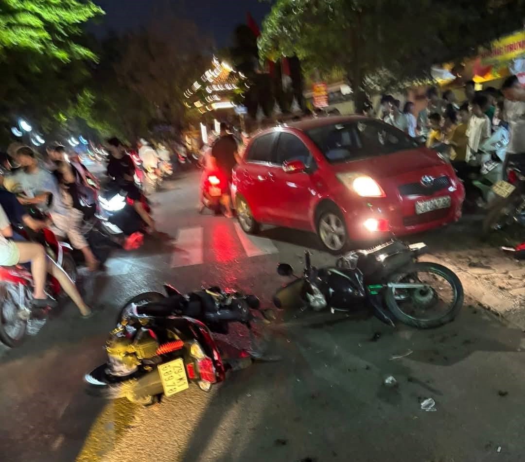 Hà Nội: Nghi vấn tài xế ô tô say xỉn tông hàng loạt xe máy, xe và người nằm la liệt - Ảnh 1. Hà Nội: Nghi vấn tài xế ô tô say xỉn tông hàng loạt xe máy, xe và người nằm la liệt - Ảnh 1.