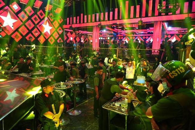 Công an Bình Thuận khởi tố 6 vụ án, bắt giam 22 bị can liên quan đến quán bar Paris Night- Ảnh 1. Công an Bình Thuận khởi tố 6 vụ án, bắt giam 22 bị can liên quan đến quán bar Paris Night- Ảnh 1.