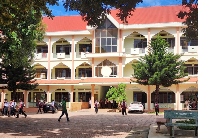 Vụ nhiều học sinh lớp 12 "tự nguyện" xin nghỉ học: Trường bất ngờ "mời" đi học lại- Ảnh 1. Vụ nhiều học sinh lớp 12 "tự nguyện" xin nghỉ học: Trường bất ngờ "mời" đi học lại- Ảnh 1.