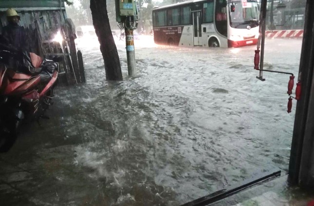Mưa như trút nước kèm sấm sét ở Bình Dương, nhiều xe 'chết đuối’ trên đường - Ảnh 3. Mưa như trút nước kèm sấm sét ở Bình Dương, nhiều xe 'chết đuối’ trên đường - Ảnh 3.