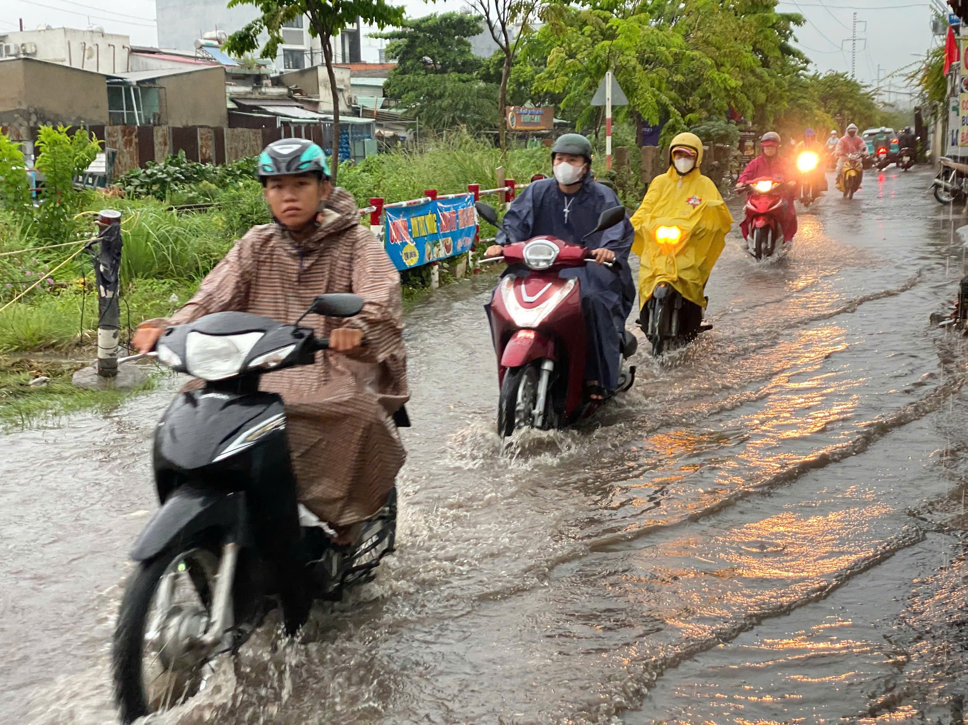 Mưa như trút ở TPHCM, xe chết máy hàng loạt, đường hoá sông - Ảnh 5. Mưa như trút ở TPHCM, xe chết máy hàng loạt, đường hoá sông - Ảnh 5.