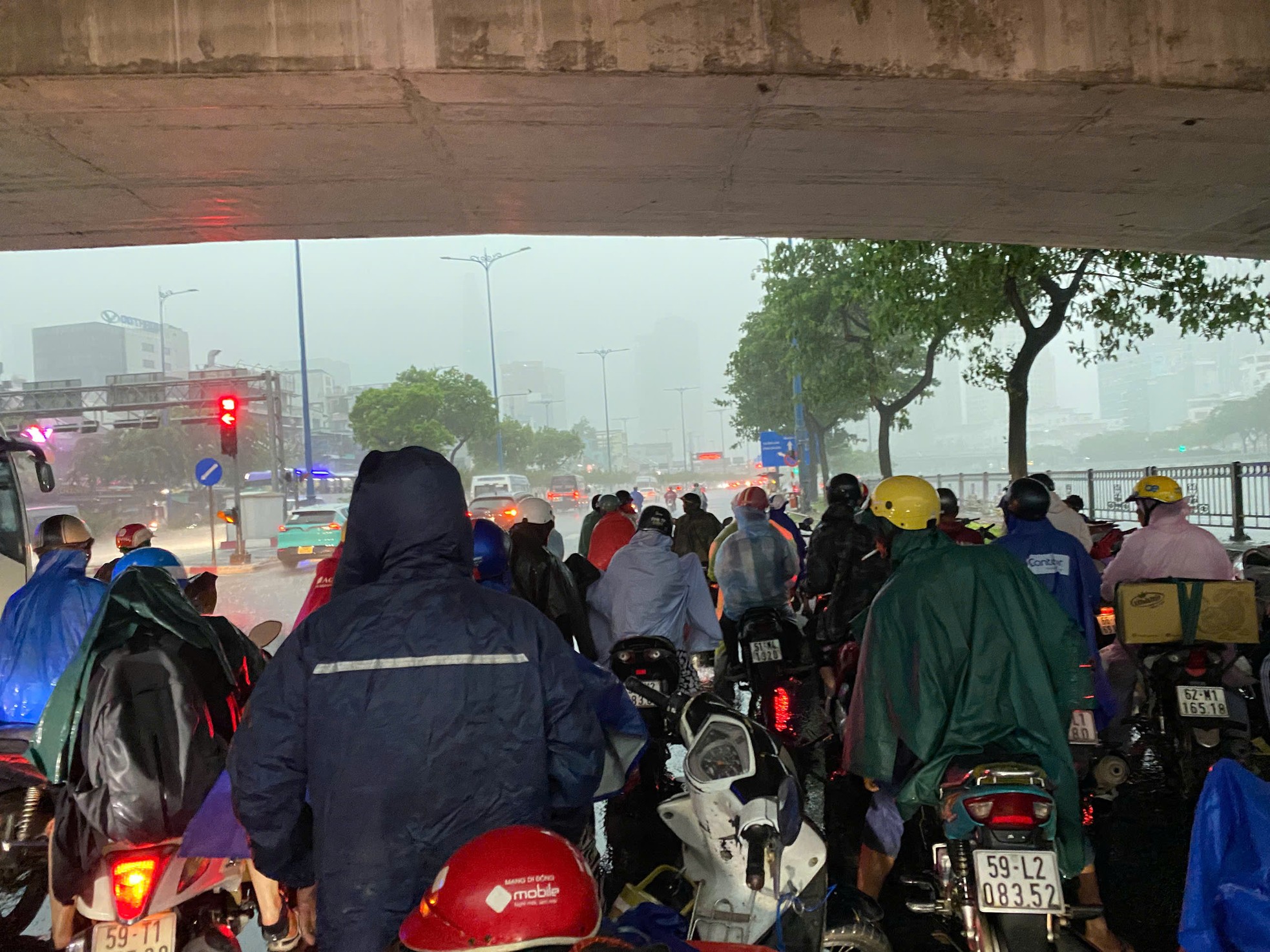 Mưa như trút ở TPHCM, xe chết máy hàng loạt, đường hoá sông - Ảnh 3. Mưa như trút ở TPHCM, xe chết máy hàng loạt, đường hoá sông - Ảnh 3.