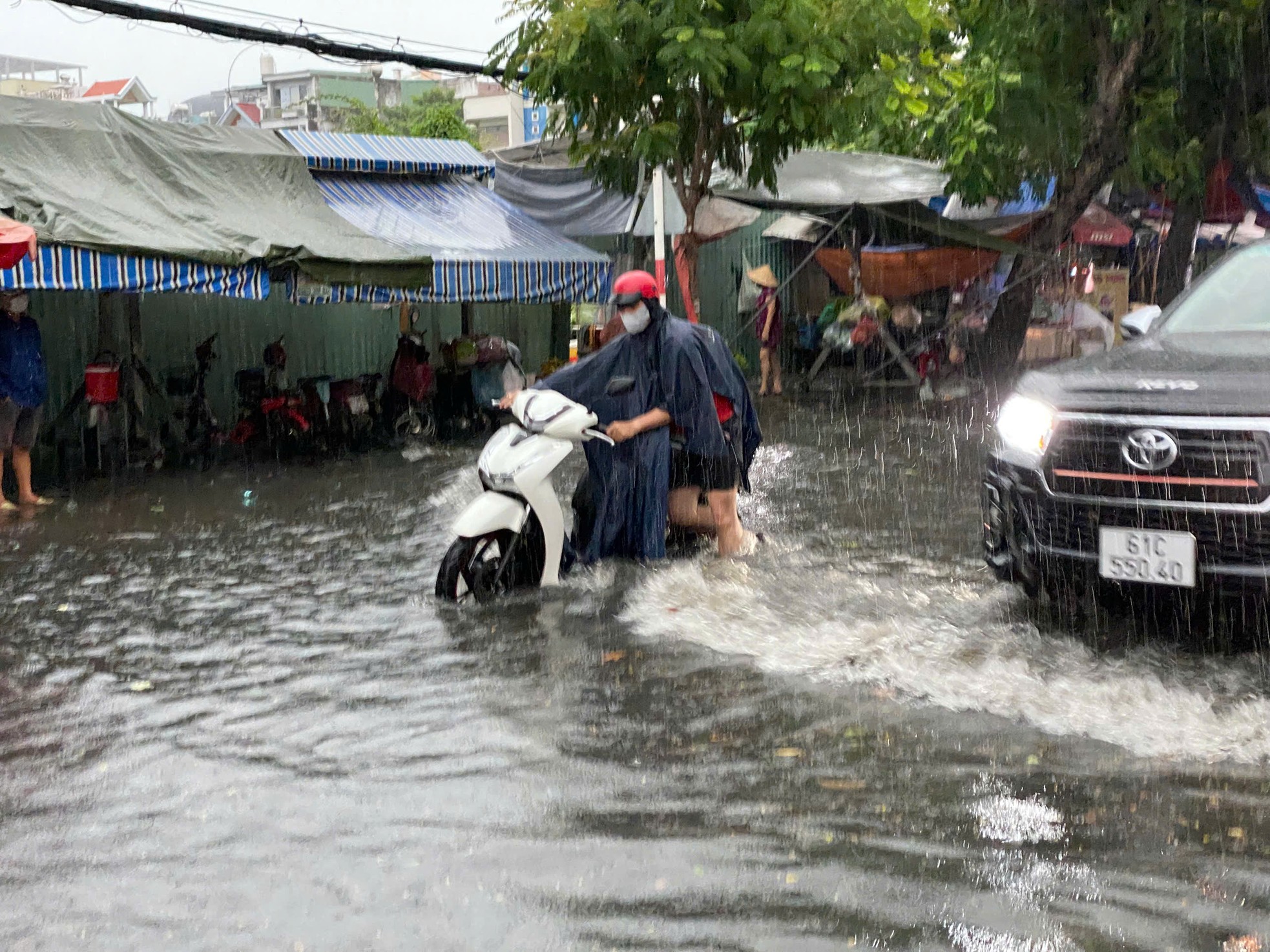 Mưa như trút ở TPHCM, xe chết máy hàng loạt, đường hoá sông - Ảnh 9. Mưa như trút ở TPHCM, xe chết máy hàng loạt, đường hoá sông - Ảnh 9.