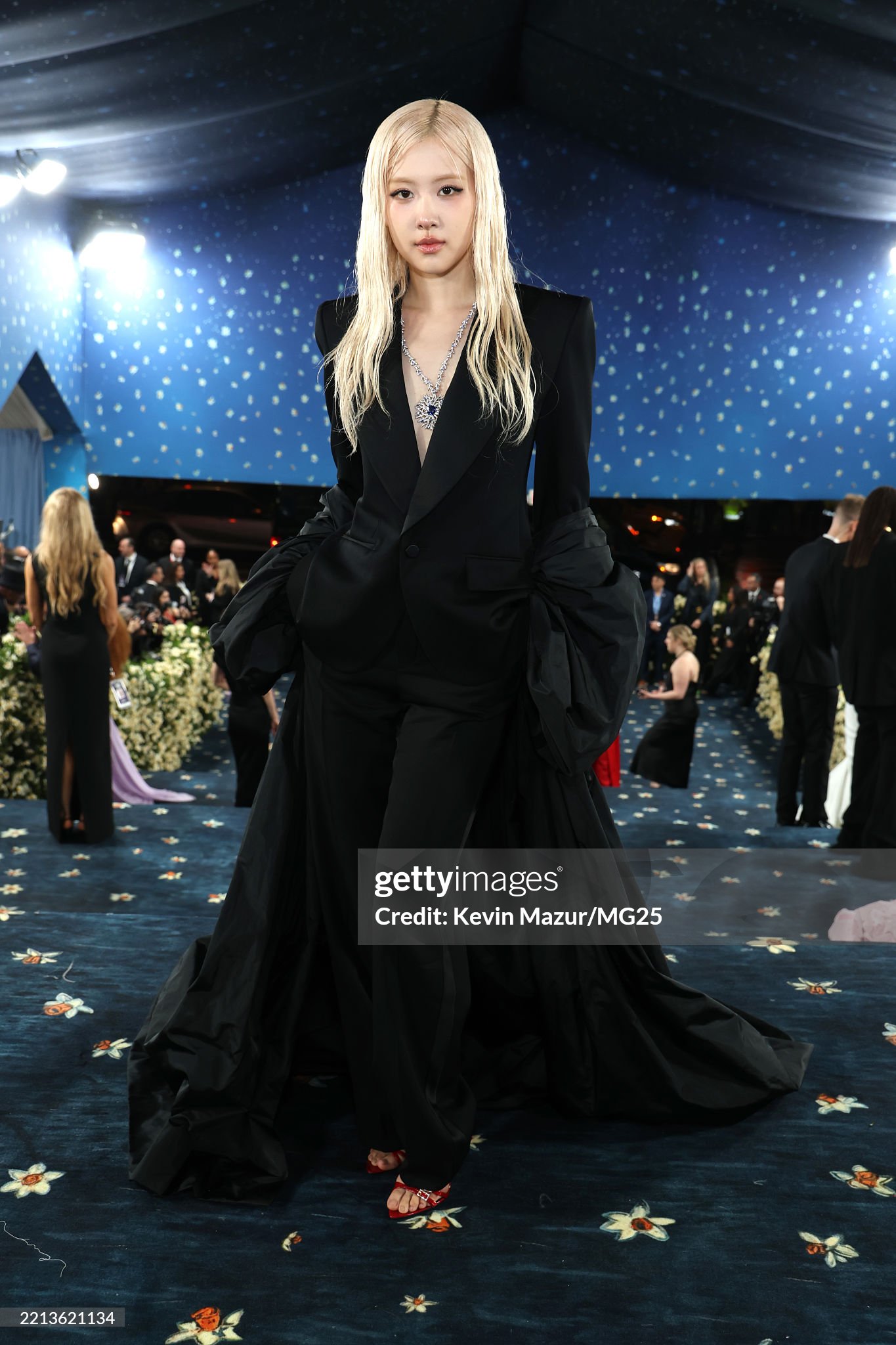 Da thật dàn sao Met Gala bị zoom không thể cận hơn: Kendall lộ khuyết điểm, BLACKPINK thua đại mỹ nhân U60- Ảnh 16. Da thật dàn sao Met Gala bị zoom không thể cận hơn: Kendall lộ khuyết điểm, BLACKPINK thua đại mỹ nhân U60- Ảnh 16.