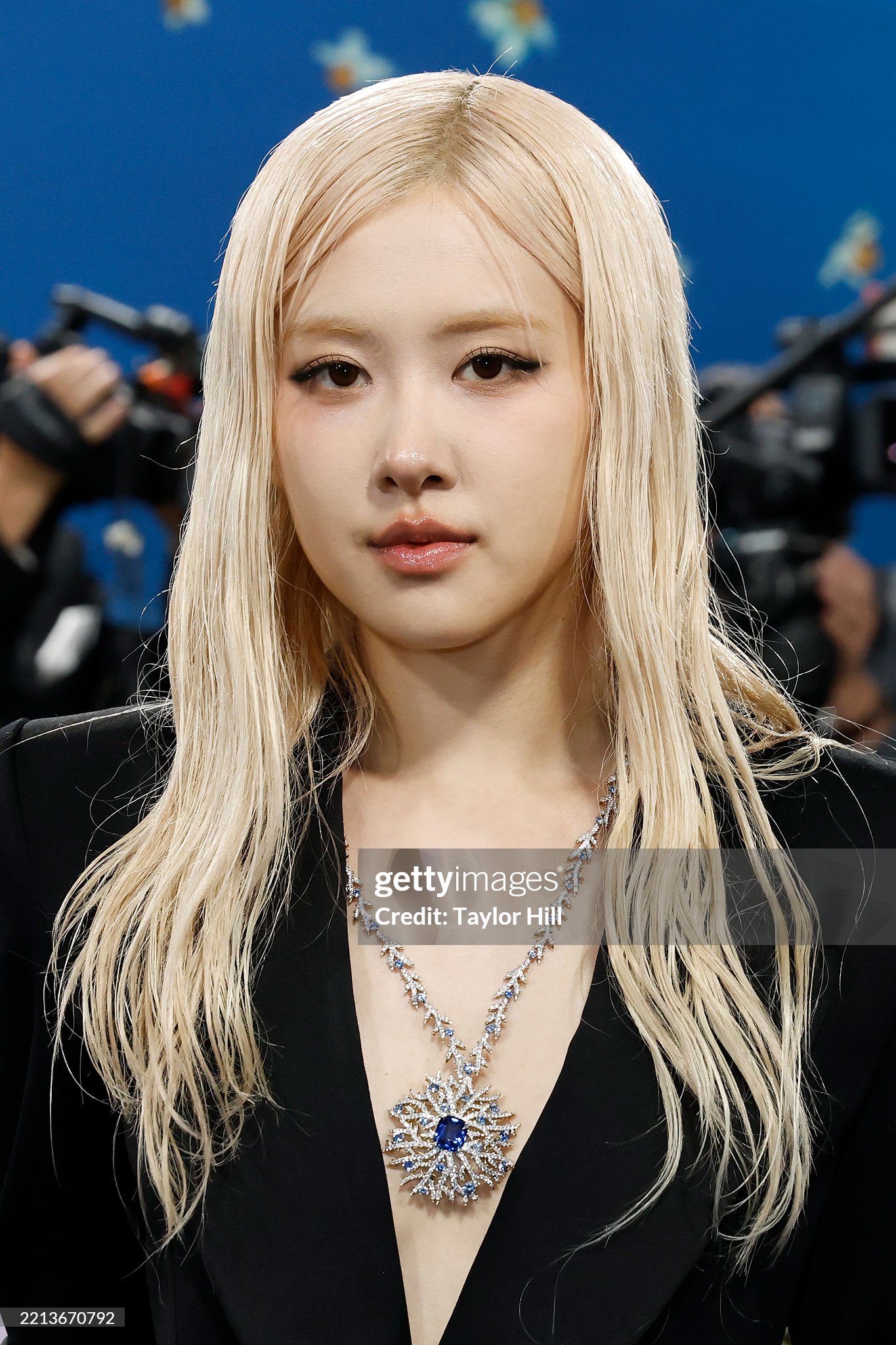 Da thật dàn sao Met Gala bị zoom không thể cận hơn: Kendall lộ khuyết điểm, BLACKPINK thua đại mỹ nhân U60- Ảnh 15. Da thật dàn sao Met Gala bị zoom không thể cận hơn: Kendall lộ khuyết điểm, BLACKPINK thua đại mỹ nhân U60- Ảnh 15.