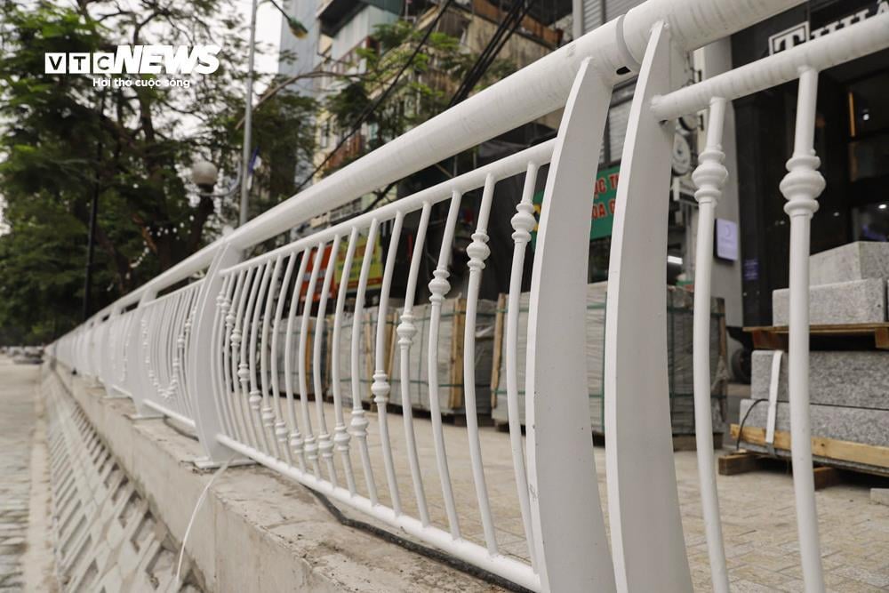Sân khấu nổi "độc nhất vô nhị" tại hồ Hoàng Cầu dần lộ diện - Ảnh 8. Sân khấu nổi "độc nhất vô nhị" tại hồ Hoàng Cầu dần lộ diện - Ảnh 8.