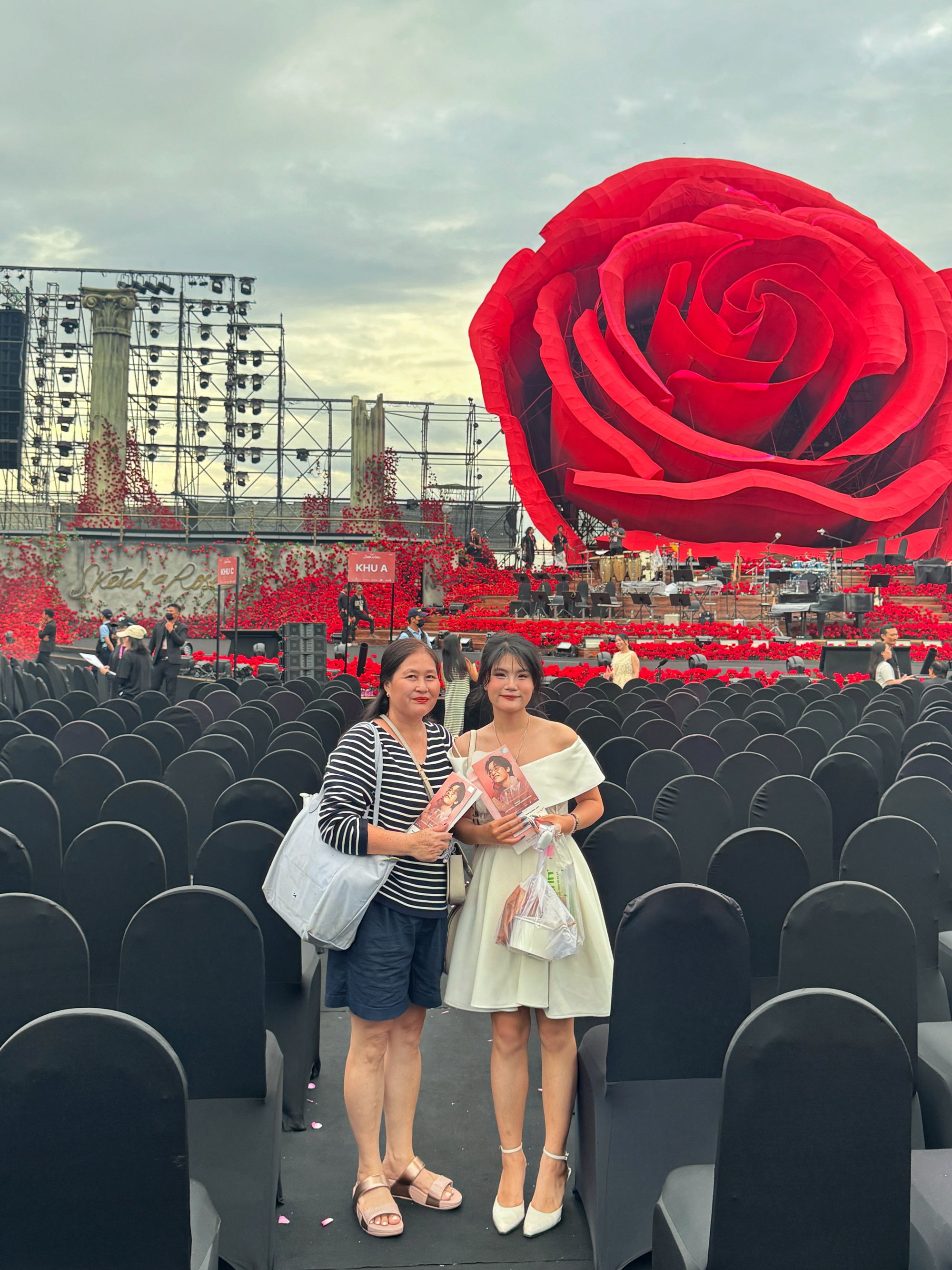 Khi mẹ con cùng "tần số": Tâm sự chuyện thất tình, rủ nhau đi concert - Ảnh 2. Khi mẹ con cùng "tần số": Tâm sự chuyện thất tình, rủ nhau đi concert - Ảnh 2.