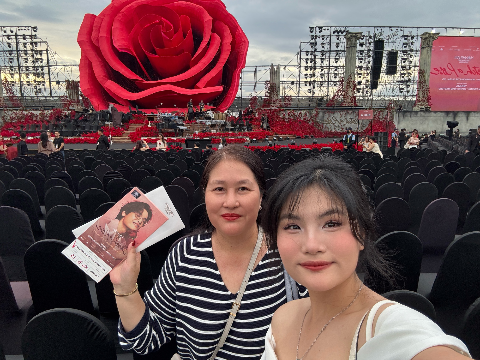 Khi mẹ con cùng "tần số": Tâm sự chuyện thất tình, rủ nhau đi concert - Ảnh 3. Khi mẹ con cùng "tần số": Tâm sự chuyện thất tình, rủ nhau đi concert - Ảnh 3.